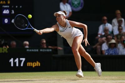 21-årige Linda Noskova vandt 6-4, 6-4 over ukrainske Marta Kostyuk i den anden semifinale ved Wimbledon. I finalen møder Noskova landskvinden Karolina Muchova.