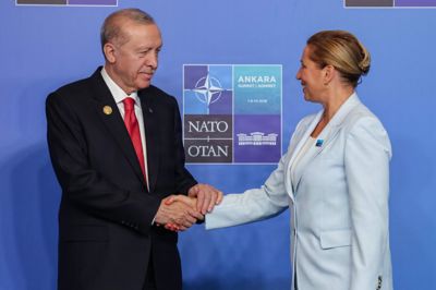 Tyrkiets præsident, Recep Tayyip Erdogan, hilser her på Mette Frederiksen under Nato-topmødet i landets hovedstad, Ankara.