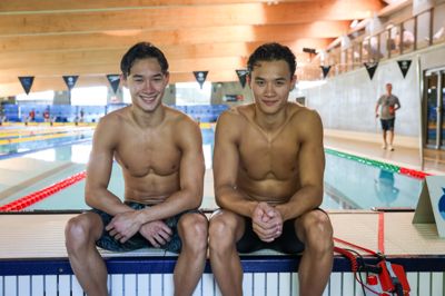 Alexander Yung Gotfredsen (t.v.) vandt DM-bronze i 100 meter brystsvømning for juniorer på førstedagen af det store DM-stævne i Herning Svømmehal. Fjerdepladsen gik til tvillingebror Felix Yung Gotfredsen (t.h.).