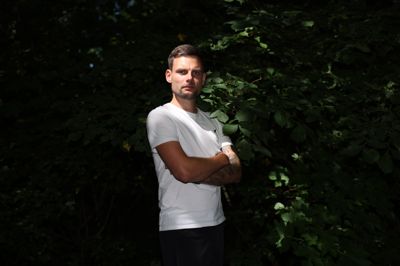 Siden barndommen har 30-årige Rasmus Bjerregaard levet med svær OCD og invaliderende tvangstanker. Han har aldrig oplevet nogen, der kiggede skævt til ham eller sagde noget negativt om hans OCD, men han og hans familie har også været åbne om lidelsen helt fra begyndelsen. Nu fortæller han sin historie i bogen »Djævlen i hjernen - Et liv med OCD«. Titlen refererer til, at han følte det, som om han havde en djævel siddende på skulderen, som fodrede ham med tvangstanker døgnet rundt.