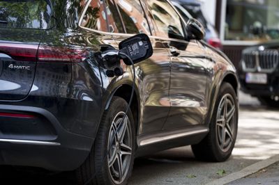 Elbil ved ladestander i Borgergade i København, tirsdag den 15. juli 2025. Regeringen vil have eksperter til at hjælpe med en hurtigere elektrificering af bilerne på de danske veje.