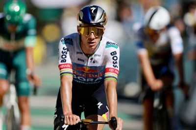 Remco Evenepoel blev hurtigt sat, da Tadej Pogacar åbnede for sluserne på torsdagens etape.