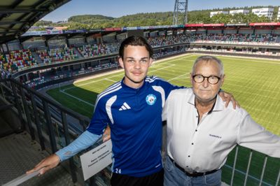 Alexander Priesborg Madsen har siden sommeren 2024 været på fuldtidskontrakt i Silkeborg IF, og kontrakten løber frem til 30. juni 2028. Hans 81-årige farfar Orla Madsen har stadig sin vante gang i klubben. Den tidligere bestyrelsesformand og direktør for Silkeborg IF har i dag titel af senior account manager og arbejder med at få sponsorater i hus. - Jeg elsker at komme ud og tale med vores sponsorer og høre om, hvordan det går dem, siger Orla Madsen.