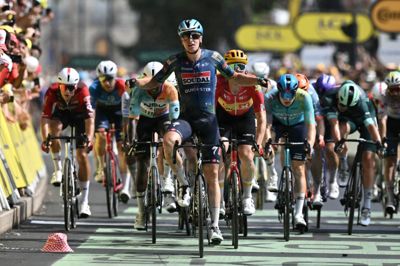 Tim Merlier jubler efter sejren på 7. etape i Tour de France.