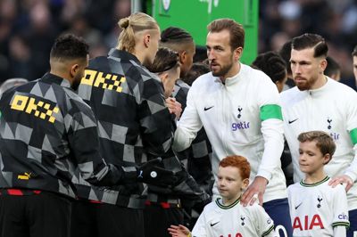Erling Haaland og Harry Kane hilser på hinanden forud for en kamp mellem Manchester City og Kanes tidligere klub Tottenham i 2023.