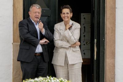 Både udenrigsminister Lars Løkke Rasmussen (M) og økonomi- og indenrigsminister Pia Olsen Dyhr (SF), der her er fotograferet på Amalienborg, da den nye regering blev præsenteret, har en fortid som formand for et ungdomsparti.
