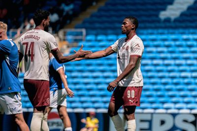 Júnior Brumado og Friday Etim giver hånd efter 5-0-scoringen. Brasilianeren leverede oplægget til indskiftede Etim, som dermed scorede to gange inden for et minut.