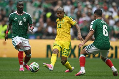 Jayden Adams (i midten) i aktion mod Mexico ved VM 2026. Den sydafrikanske landsholdsspiller er død, 25 år gammel, mens turneringen stadig er i gang.