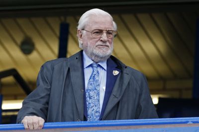 Ken Bates var formand for Chelsea gennem nogle af de vigtigste år i klubbens historie. Lørdag morgen døde han fredeligt, 94 år gammel.
