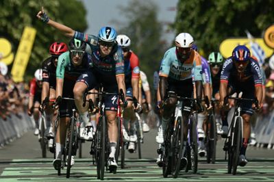 Belgiske Tim Merlier jubler efter sejren på 8. etape af Tour de France.