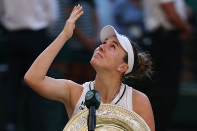 En rørt Linda Noskova sendte et kys mod himlen til sin afdøde mor efter Wimbledon-triumfen.