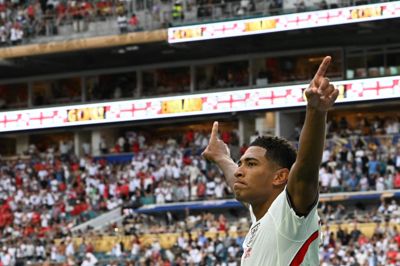 Jude Bellingham scorede begge engelske mål, da England slog Norge med 2-1 i VM-kvartfinalen.
