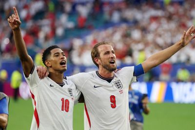 Harry Kane og Jude Bellingham fejrer 2-1-sejren over Norge. Bellingham scorede begge engelske mål.