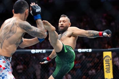 Conor McGregor kom tidligt til skade, da han forsøgte at ramme Max Holloway med et spark.