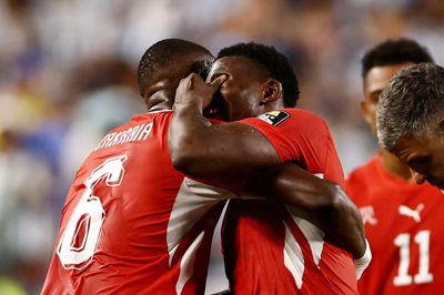 Breel Embolo måtte trøstes af sine holdkammerater efter sit røde kort mod Argentina.