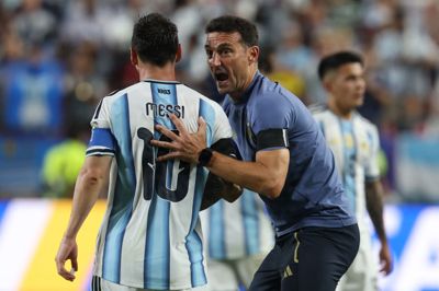 Lionel Scaloni taler med Lionel Messi i løbet af den forlængede spilletid mod Schweiz.