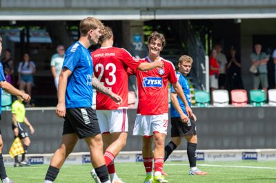 Simon Stüker (til højre) blev sendt på banen fra anden halvlegs start og kom til to farlige afslutninger i feltet. Begge gange havnede bolden på stolpen, men 18-årige Malthe Emil Søgaard Hansen (til venstre) var i begge tilfælde klar på riposten.