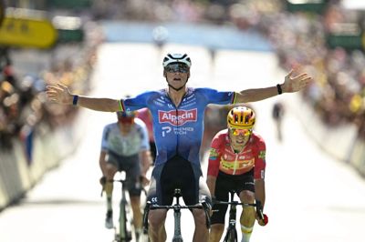 Mathieu van der Poel jubler efter sin tredje Tour-etapesejr i karrieren.
