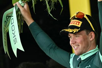 Mads Pedersen skulle som vanligt op på podiet og vise sin grønne pointtrøje frem.