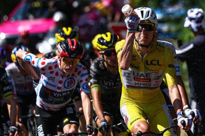 Indehaver af den gule førertrøje i Tour de France, Tadej Podacar, ville ønske, at han ikke skulle køre cykelløb i glohede temperatur i de varmeste sommermåneder.