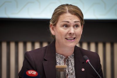 Mette Abildgaard (i midten) har været formand for Statsrevisorerne siden 2023, men stopper, når en ny periode for de politisk udpegede statsrevisorer begynder til oktober.