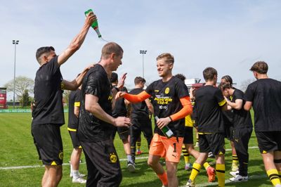 Kjell Wätjen (t.v.) hælder champagne i håret på cheftræner Mike Tullberg, efter at Borussia Dortmund har vundet 3-2 på udebane mod Fortuna Düsseldorf i den tyske U19-liga og dermed sikret sig mesterskabet i den vestlige af de fire U19-kredse i tysk fodbold. Holdet nåede senere finalen om det tyske mesterskab, hvor man tabte til Hoffenheim.