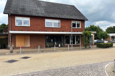 Denne bygning på Østergade i Ejstrupholm har tidligere rummet en brugs, men butikken lukkede i december 2018. Nu er stedet overtaget af bygmester Anders Jeppesen, der vil udvikle lejeboliger på grunden.