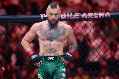 Conor McGregor var efter eget udsagn i topform, men holdt kun 69 sekunder mod Max Holloway, inden en knæskade satte ham ud af spillet.