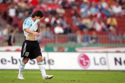 I sin landsholdsdebut i 2005 mod Ungarn blev Lionel Messi udvist efter halvandet minut på banen. Det betød, at han hadve karantæne tre måneder senere mod England. Derfor er det onsdag aften første gang, at verdensstjernen møder England.