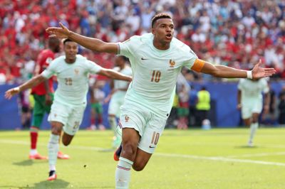 Frankrigs VM-topscorer Kylian Mbappé meldes helt klar af landtræneren forud for tirsdagens semifinale mod Spanien. Mbappé udgik i kvartfinalen mod Marokko med en mindre ankelskade.