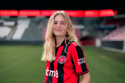 Sofie Vendelbo ser frem til at løbe ind på MCH Arena og kæmpe for sin hjemegn. Den 26-årige forsvarsklippe er født og opvokset i Engesvang og havde en god tid i Vildbjerg SF, før karrieren tog yderligere fart.