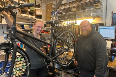 Cykelmekaniker Silja Vestergaard og butiksejer Jens Palmus advarer mod at købe alt for billigt fremstillede fatbikes, der kan være decideret farlige at køre på.