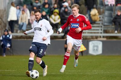 Alexander Simmelhack (t.h.) skal stadig spille med en beskyttende skinne på sin højre hånd. Men nu er han klar til at tage konkurrencen op med Malthe Emil Søgaard Hansen, Rami Al Hajj og Oliver Ross, der alle har fået spilletid som frontangriber i opstarten.