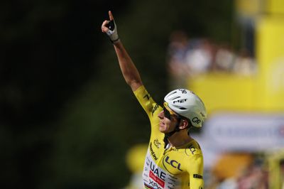 Tadej Pogacar fejrer sin tredje etapesejr i årets Tour.