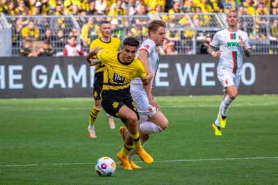 Kjell Wätjen styrer selvsikkert af sted med bolden for snuden af Arne Maier fra Augsburg. Den 18-årige debutant var i hopla på en dag, hvor det hele spillede for Borussia Dortmund.