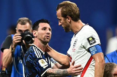 Lionel Messi (t.v.) takker Englands anfører, Harry Kane, for kampen efter semifinalen i Atlanta.