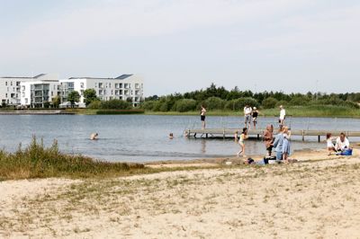 Mange trækker mod søerne i disse dage med hedebølge.
