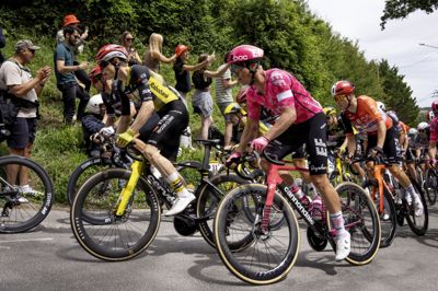 Jonas Vingegaard (Visma) og Michael Valgren (EF), der her er fotograferet under Tour de France i 2025, har forståelse for Mads Pedersens beslutning om at stoppe karrieren i 2029.