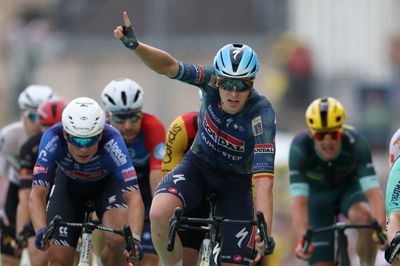 Tim Merlier snuppede sin tredje etapesejr i årets Tour de France. Mads Pedersen (til højre) blev nummer ni.