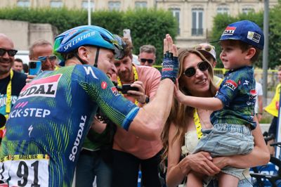 Tim Merlier var stærkest i massespurten på 12. etape og tog sin tredje etapesejr i årets Tour de France og sjette i karrieren. Der var tid til at hilse på familien efter sejren.