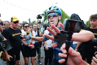 Tim Merlier kunne torsdag fejre sin tredje etapesejr i årets Tour de France. Han vandt massespurten, der blev præget af et grimt styrt. Lidl-Trek prøvede ellers med en række fremstød at forstyrre sprinterne, men det lykkedes ikke.