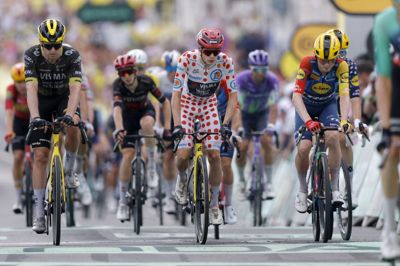 Mattias Skjelmose og Jonas Vingegaard trillede i mål side om side efter 12. etape.