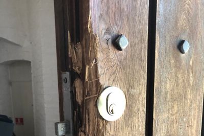 Forleden stjal indbrudstyve 12 dyre stole fra Tvilum Kirke. Skal de genanskaffes, eller bør menighedsrådet se sig om efter nogle billigere? Et dilemma.