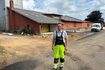 Christian Riberholt har overtaget den gamle foderstof i Knudstrup. Han er i fuld gang med at bygge om og indrette den til sin kloakvirksomhed.
