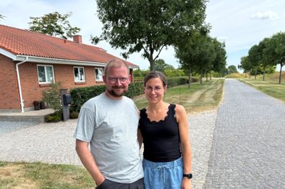 Denne brostensbelagte vej - der i dag fungerer som indkørsel til Janni og Simon Sandberg Ellesens hus og en naboejendom - bliver i forbindelse med den nye 2+1-vej til en landevej, der skal forbinde Bredgade i Videbæk med Adelvej lige vest for Videbæk. I forvejen har familien Rute 15 - der bliver omdannet til 2+1-vejen - til at gå på den anden side af deres hus.