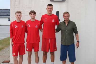 Den tidligere SIF-angriber Sebastian Christoffersen (tv.) skal i den kommende sæson spille for Skive IK. Her står han ved siden af Sebastian Madsen og Casper Nygaard, som klubbens sportschef John Dyring (yderst til højre) også har lavet aftaler med.