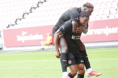 Franculino Djú fejrer en scoring på ryggen af Friday Etim. Førstnævnte bragte FCM på 1-0, inden sidstnævnte tegnede sig for scoringerne til 2-1 og 3-1.