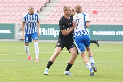 Rasmus Nissen Kristensen er ved at vænne sig til FCM's aftaler, når holdet går i sit aggressive presspil, der skal løses mand-mand. Her lukker anføreren kontant ned for OB-profilen Jann-Fiete Arp.