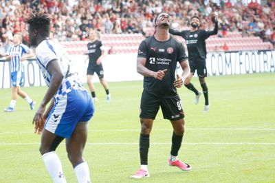 FCM's Friday Etim ærgrer sig over en brændt chance i træningskampen mod OB i fredag. I aften i Istanbul skal han og holdkammeraterne spille sæsonens første betydende kamp. Det er mod Besiktas i kvalifikationen til Europa League.