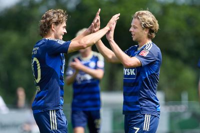 Villads Westh (t.h.) scorede SIF's andet mål. Her jubler han med Mads Larsen.